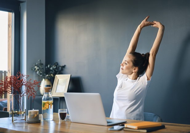 Cuatro ejercicios que puedes hacer durante tu jornada de teletrabajo para estar más sana y ser más productiva