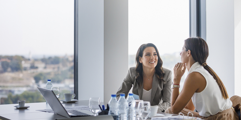 Por qué tu jefa no es tu amiga: el coste oculto de compartir confidencias con tu superior inmediato