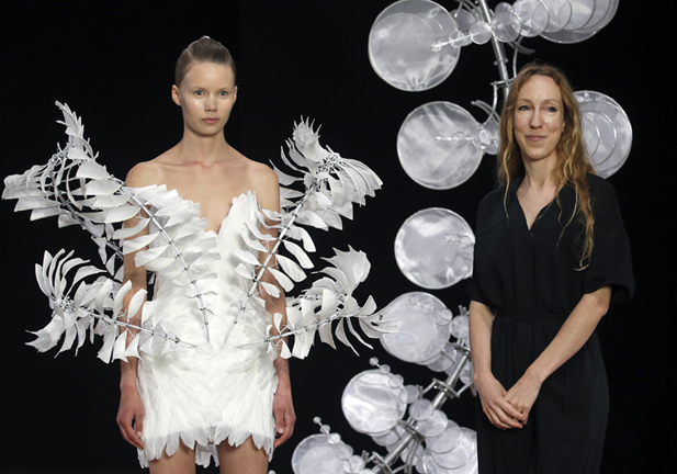 De un pueblo sin panadería a la gala del MET: Iris van Herpen, la diseñadora más tecnológica de la pasarela