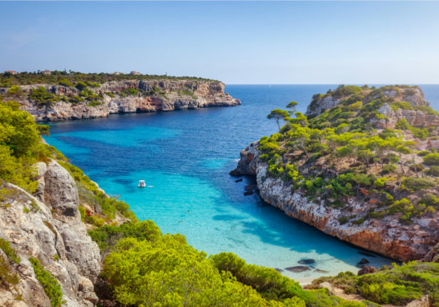 Entre vegetación y aguas cristalinas: ocho calas imprescindibles del Mediterráneo español