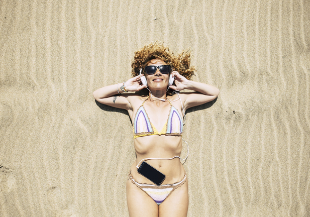 Del 'true crime' al humor ácido: 7 'podcasts' para llevarte a la playa