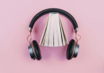 Historias para escuchar: 5 audiolibros que puedes (y debes) llevarte a cualquier parte este verano
