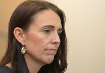 Por qué dimite Jacinda Ardern: la doble carga de ser una mujer joven al frente de un país