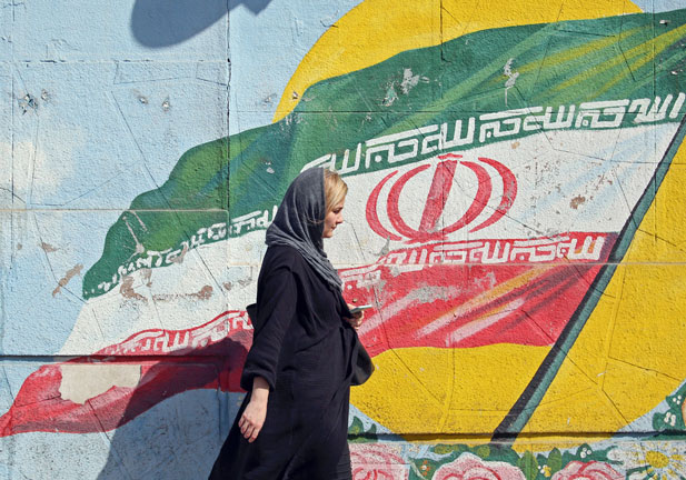 La 'policía de la moral': las patrullas religiosas que persiguen a las mujeres y han provocado las protestas masivas en Irán