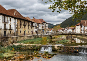 Ochagavía, el precioso pueblo navarro asomado al espectáculo otoñal de la Selva de Irati