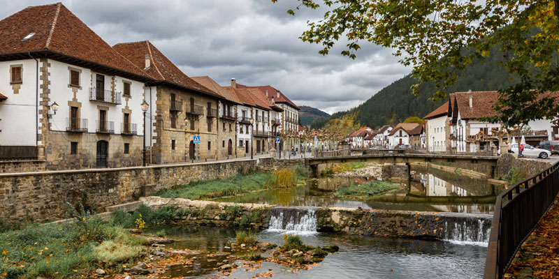 Ochagavía, el precioso pueblo navarro asomado al espectáculo otoñal de la Selva de Irati