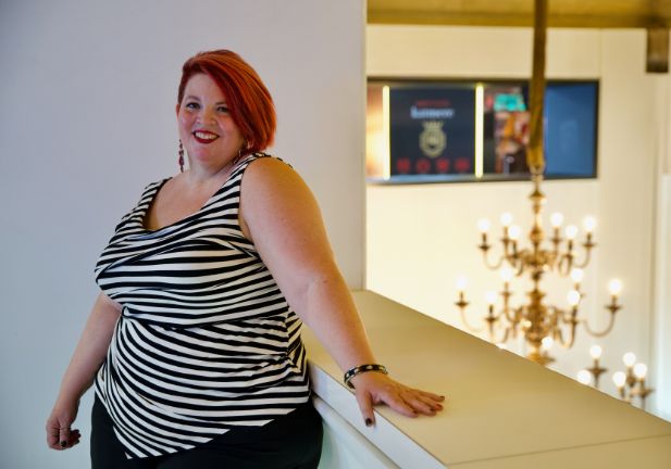 La Rosalía de la literatura fantástica se llama Tracy Wolff y ha escrito la saga vampírica que hipnotiza a la generación Z