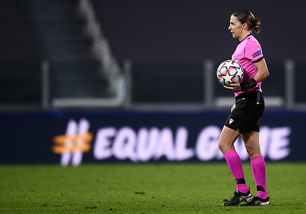 Stéphanie Frappart: la arbitra 'rompetechos' que hará historia en el Mundial de Qatar y es una heroína en Francia